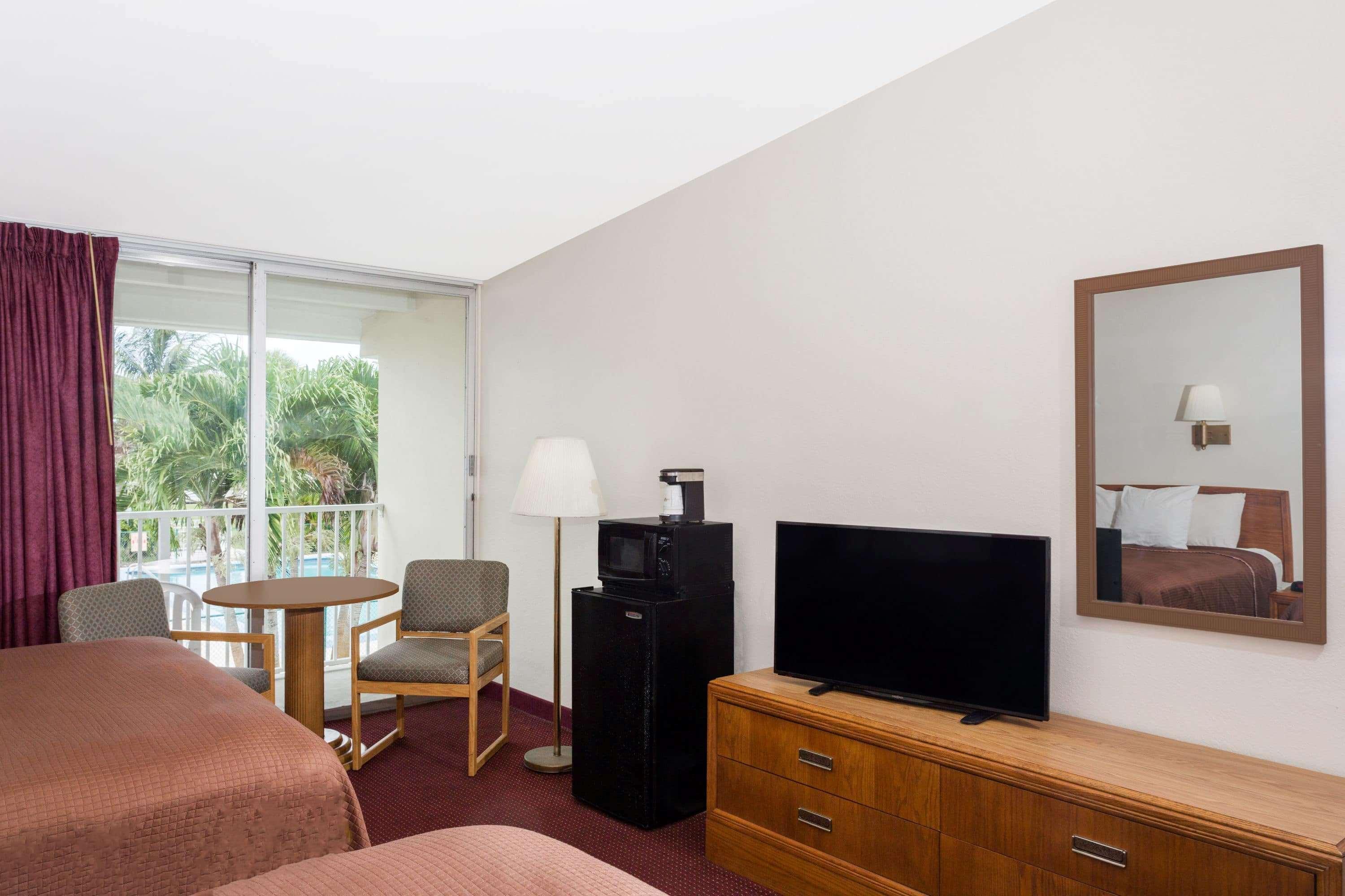 Howard Johnson By Wyndham Vero Beach / Downtown Exterior photo