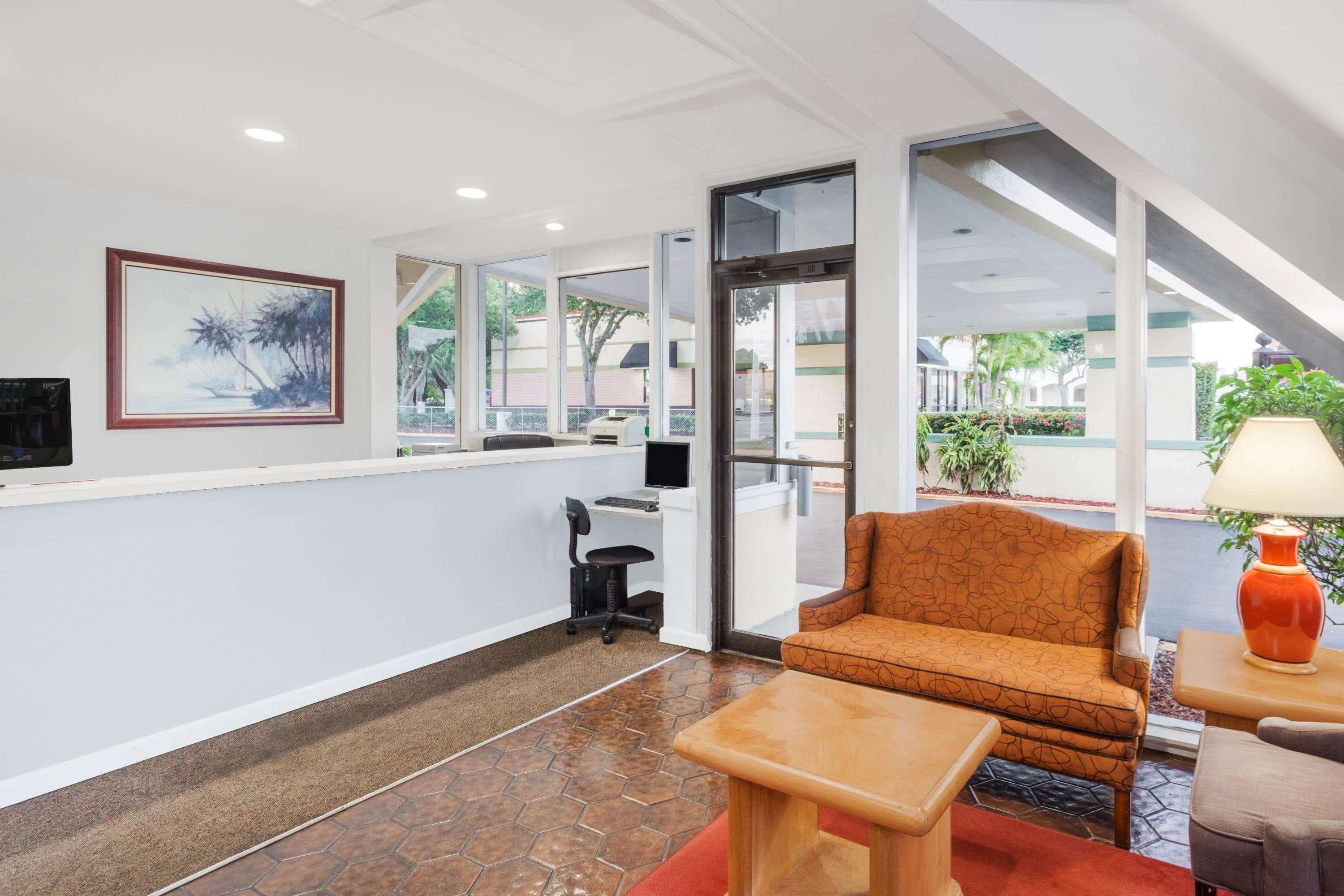 Howard Johnson By Wyndham Vero Beach / Downtown Exterior photo