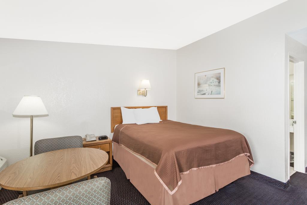 Howard Johnson By Wyndham Vero Beach / Downtown Exterior photo