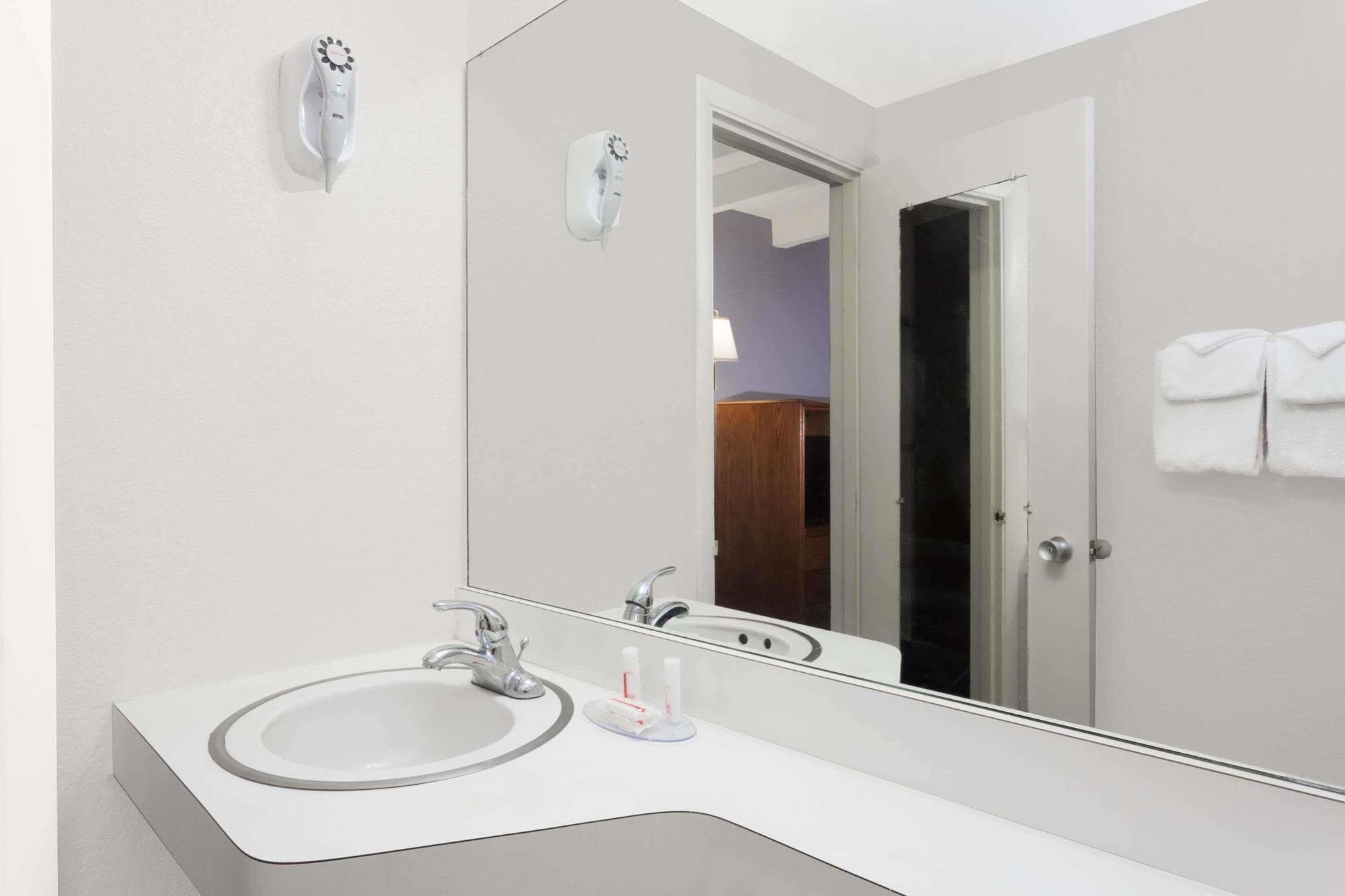 Howard Johnson By Wyndham Vero Beach / Downtown Exterior photo